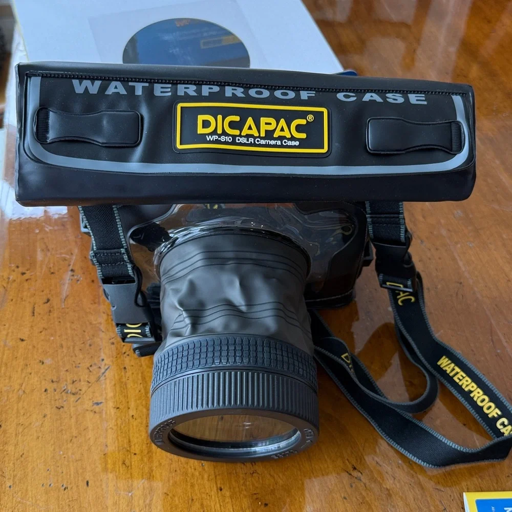 DiCaPac 100% waterproof DSLR case